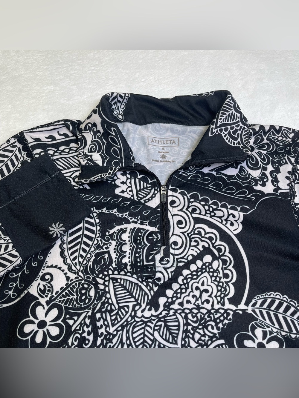 Athleta Womens Small Black White Paisley Floral 1/4 Zip Long Sleeve Thumbholes